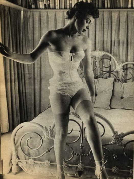 Женские чулочки и нижнее белье середины прошлого века Женские чулочки и нижнее белье середины прошлого века