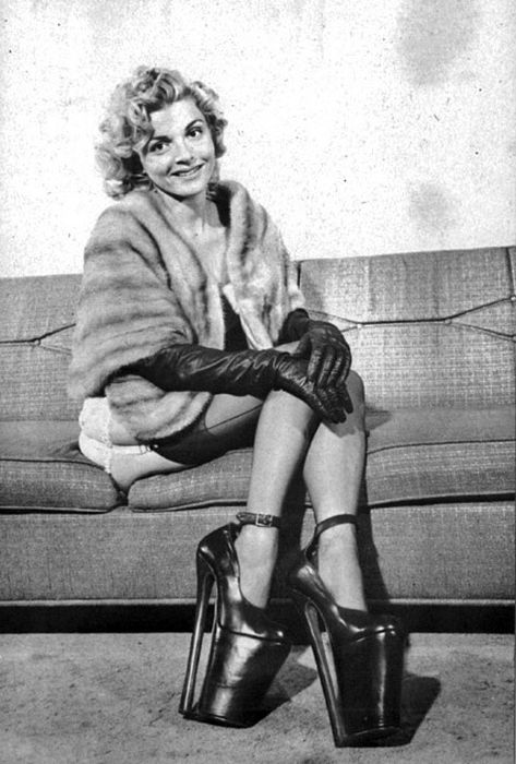 Женские чулочки и нижнее белье середины прошлого века Женские чулочки и нижнее белье середины прошлого века