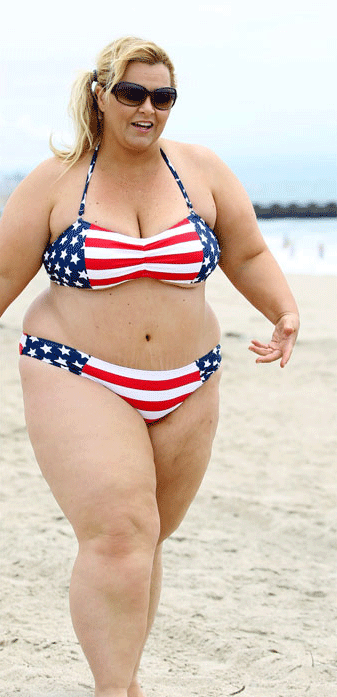 Знаменитая толстушка показала постройневшую фигуру и «голый» купальник