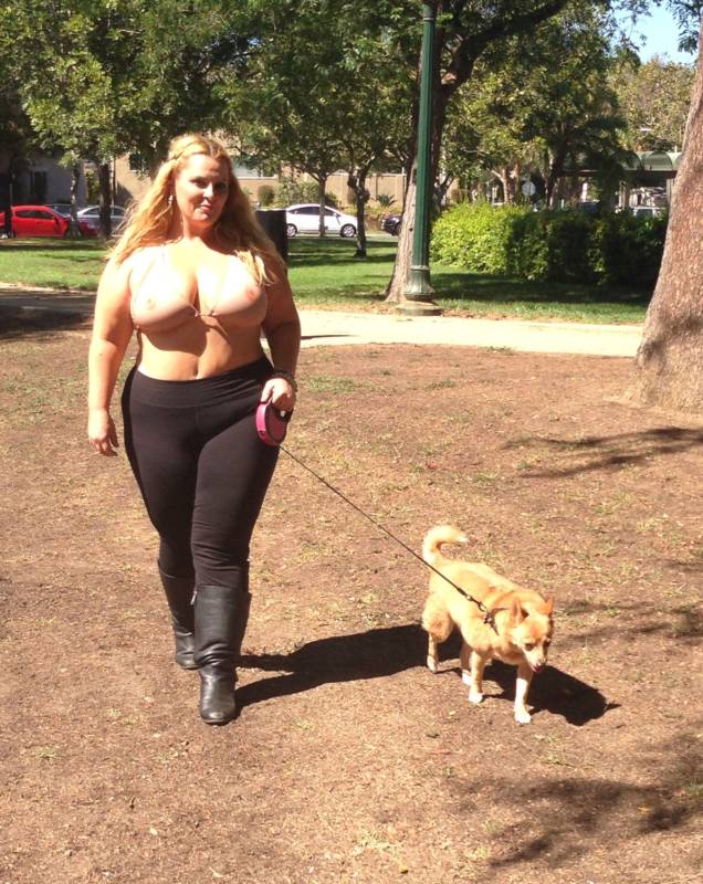 Знаменитая толстушка показала постройневшую фигуру и «голый» купальник Знаменитая толстушка показала постройневшую фигуру и «голый» купальник