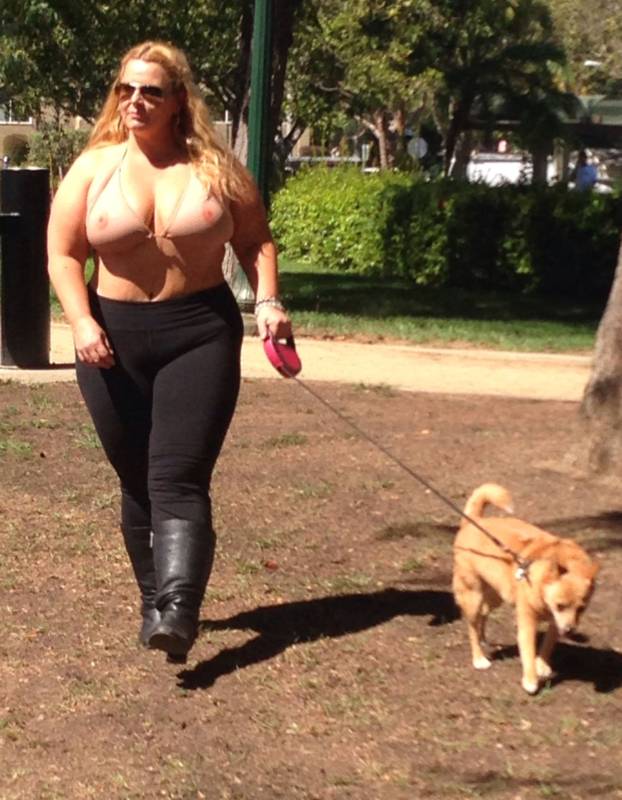 Знаменитая толстушка показала постройневшую фигуру и «голый» купальник Знаменитая толстушка показала постройневшую фигуру и «голый» купальник