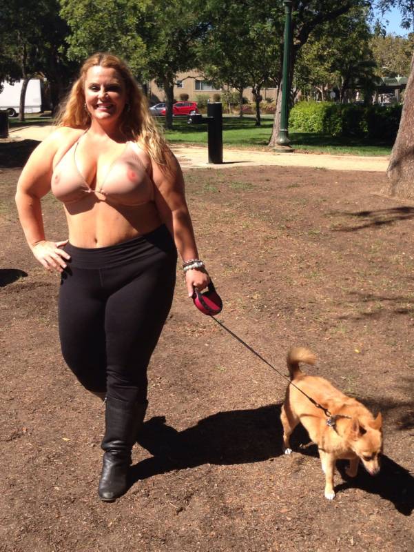 Знаменитая толстушка показала постройневшую фигуру и «голый» купальник Знаменитая толстушка показала постройневшую фигуру и «голый» купальник