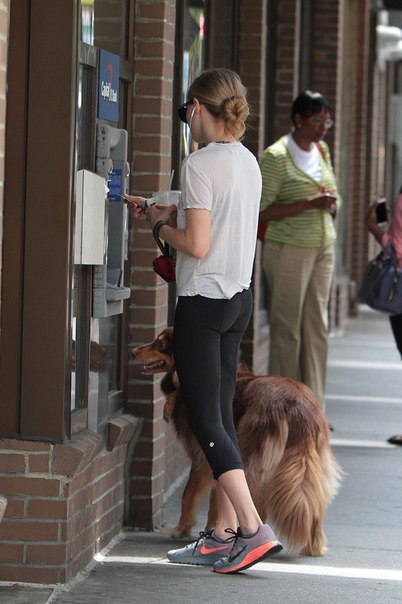 Аманда Сейфред на прогулке в Нью-Йорке, 19 июня