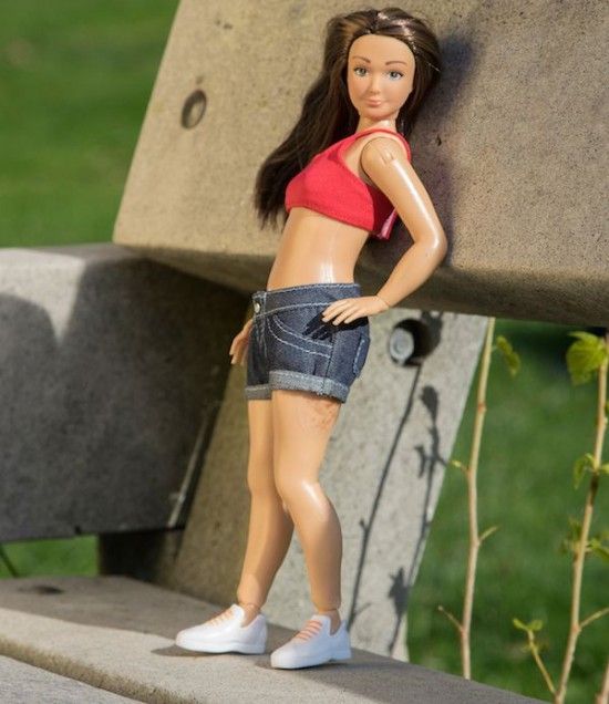 Барби наградили прыщами и целлюлитом Барби наградили прыщами и целлюлитом