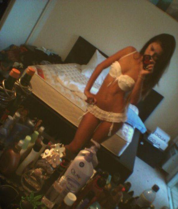 Девушки фотографируют свое отражение в зеркале