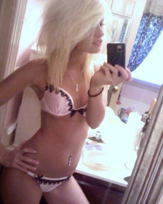 Девушки фотографируют свое отражение в зеркале