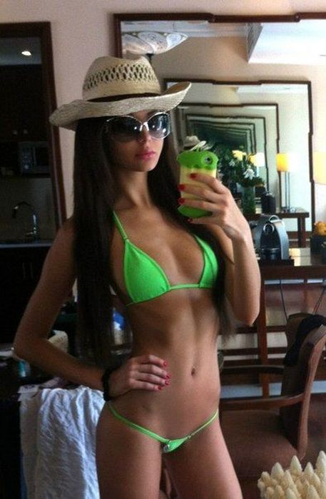 Девушки фотографируют свое отражение в зеркале