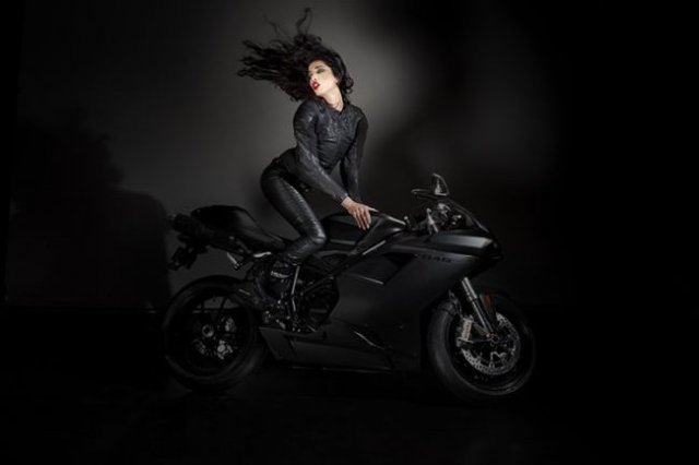 Девушки и Ducati