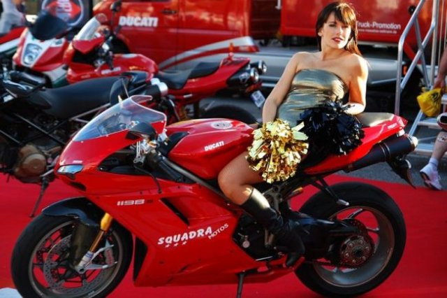 Девушки и Ducati