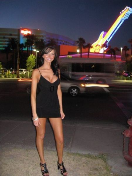 Девушки, которые не стесняются надевать откровенные платья Девушки, которые не стесняются надевать откровенные платья