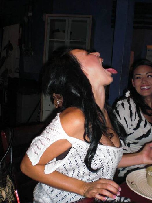 Девушки ловят ртом еду