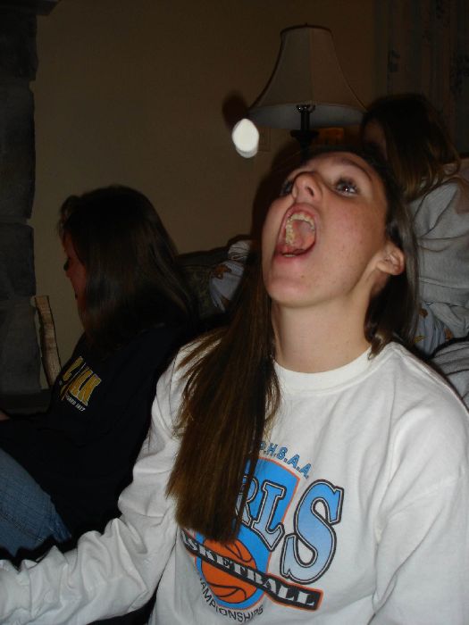 Девушки ловят ртом еду