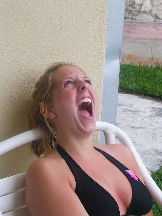 Девушки ловят ртом еду