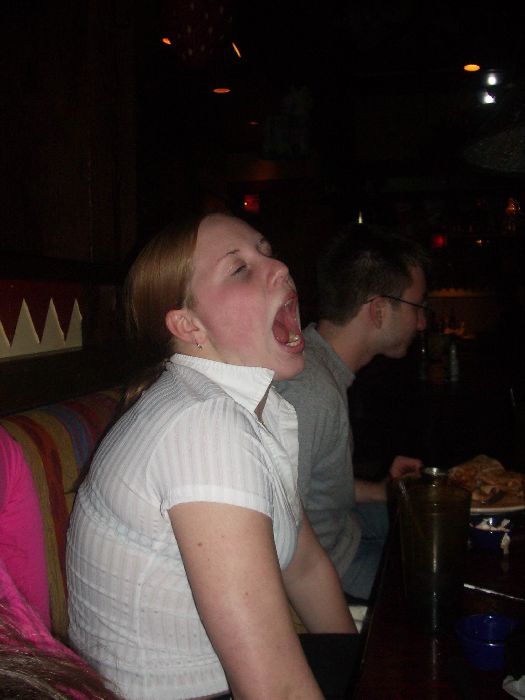 Девушки ловят ртом еду