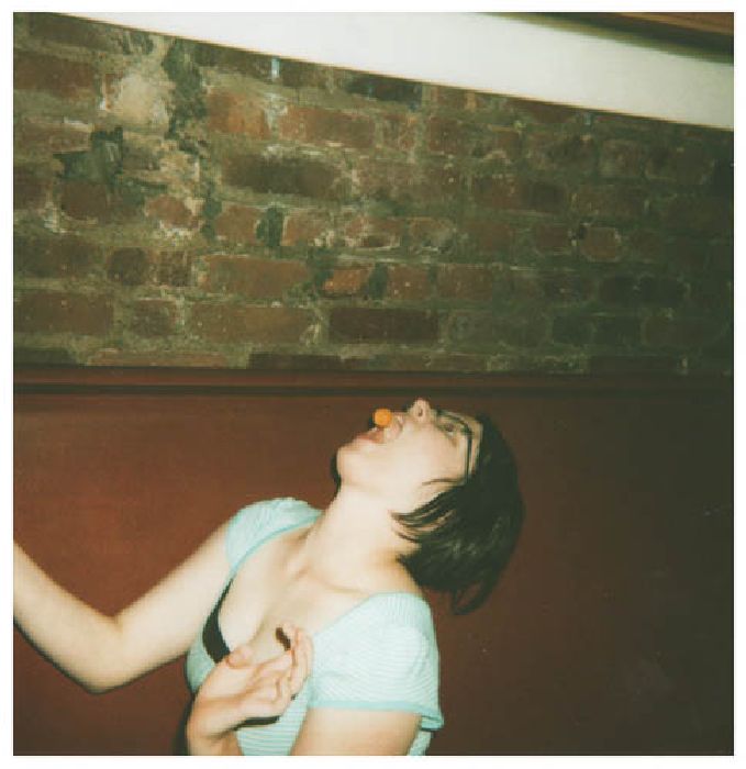 Девушки ловят ртом еду