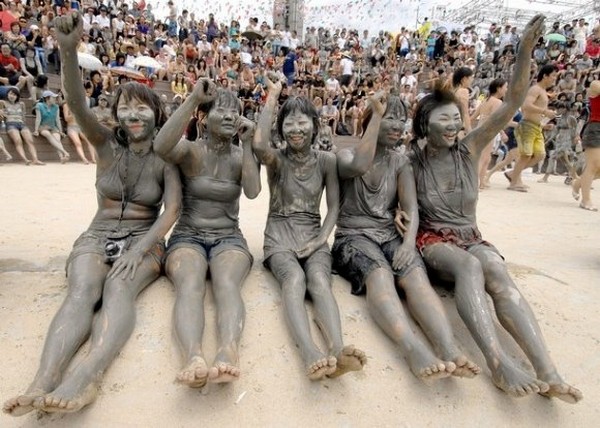 Девушки принимают грязевые ванны (фото)