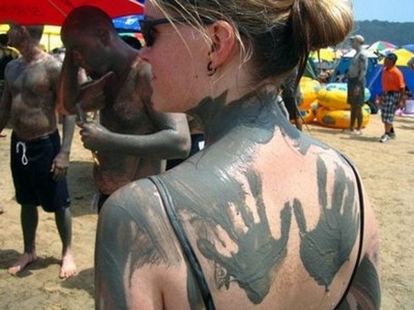 Девушки принимают грязевые ванны (фото)