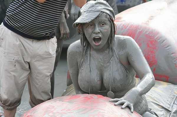 Девушки принимают грязевые ванны (фото)