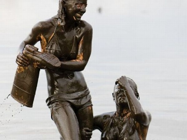 Девушки принимают грязевые ванны (фото)