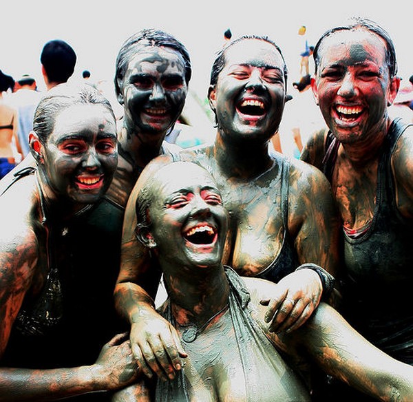 Девушки принимают грязевые ванны (фото)