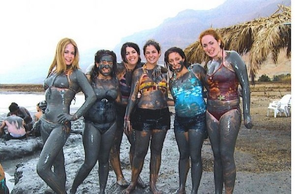 Девушки принимают грязевые ванны (фото)