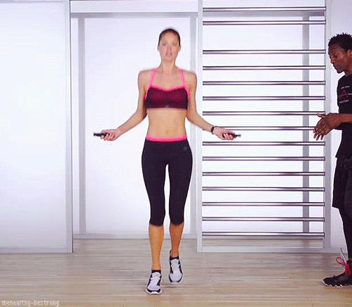 Девушки прыгают на скакалке