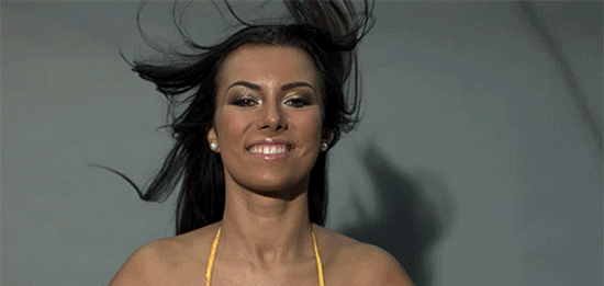 Девушки прыгают на скакалке