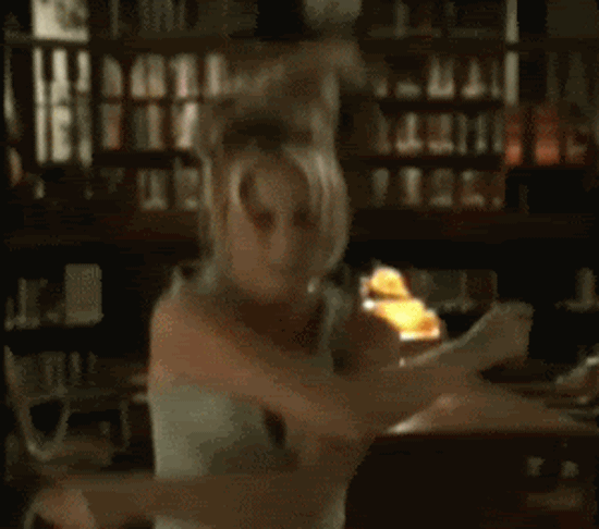 Девушки прыгают на скакалке