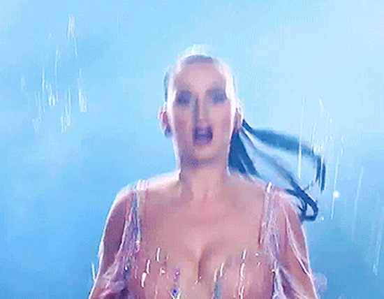 Девушки прыгают на скакалке