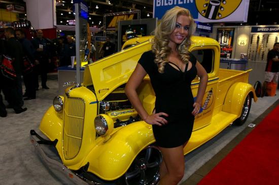 Девушки с автовыставки