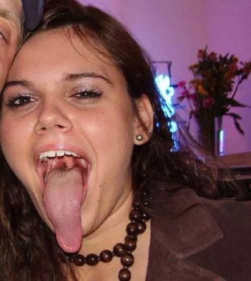 Девушки с длинными языками