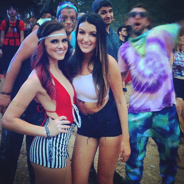 Девушки с фестиваля 'Tomorrowland 2014' Девушки с фестиваля 'Tomorrowland 2014'