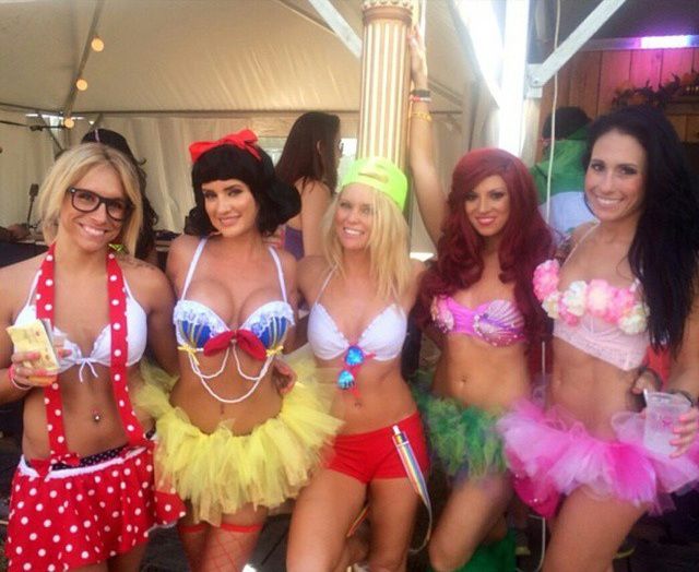 Девушки с фестиваля 'Tomorrowland 2014' Девушки с фестиваля 'Tomorrowland 2014'