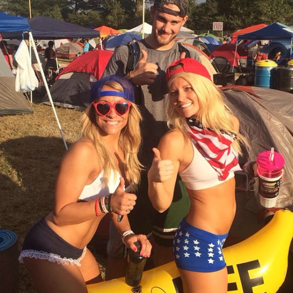 Девушки с фестиваля 'Tomorrowland 2014' Девушки с фестиваля 'Tomorrowland 2014'