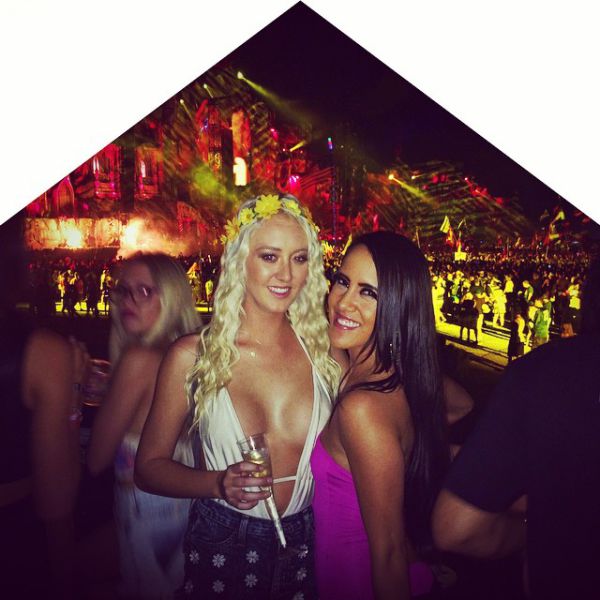 Девушки с фестиваля 'Tomorrowland 2014' Девушки с фестиваля 'Tomorrowland 2014'