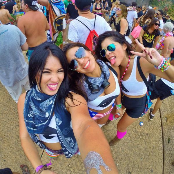 Девушки с фестиваля 'Tomorrowland 2014' Девушки с фестиваля 'Tomorrowland 2014'