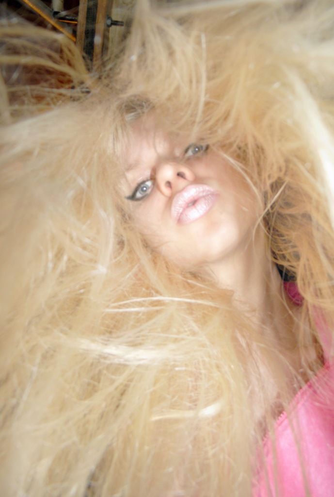 Девушки знают себе цену