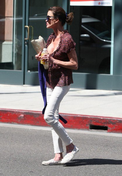 Дженис Дикинсон в Беверли Хиллз - 23 июня