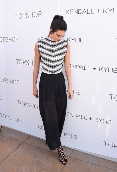 Кайли и Кендалл Дженнер на запуске модной линии