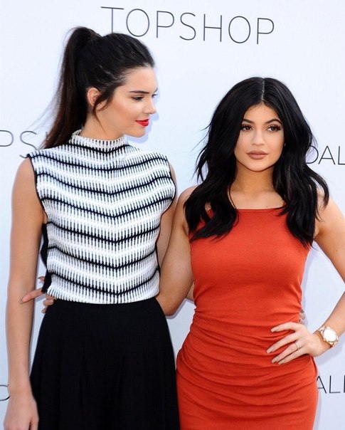 Кайли и Кендалл Дженнер на запуске модной линии