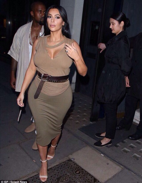 Ким Кардашьян и Канье Уэст покидают ресторан в Лондоне