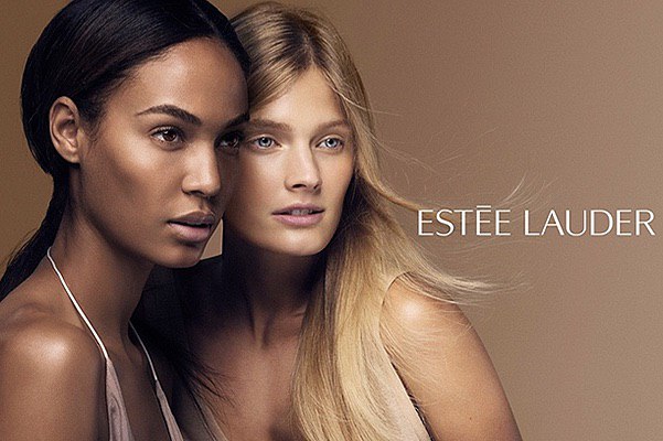 Констанс Яблонски и Джоан Смоллс в новой кампании