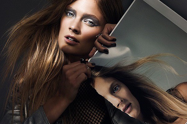 Констанс Яблонски и Джоан Смоллс в новой кампании