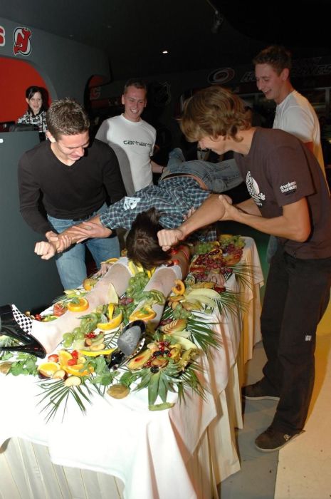 Креативный способ привлечь посетителей в ночной клуб Креативный способ привлечь посетителей в ночной клуб