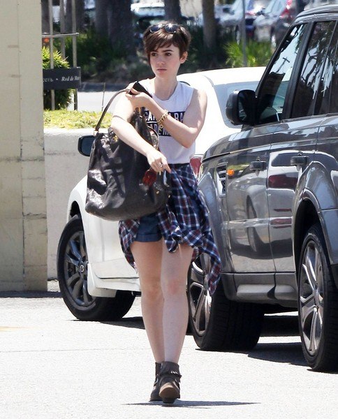 Лили Коллинз в Западном Голливуде - 7 июня