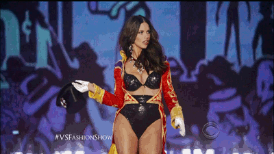 Модели на подиуме (22 гифки)