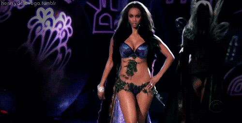 Модели на подиуме (22 гифки)