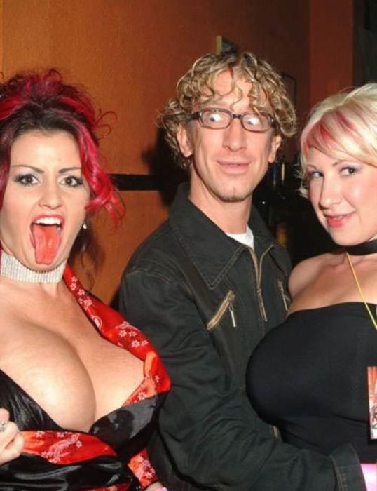 Мужики смотрят на дойки бабам