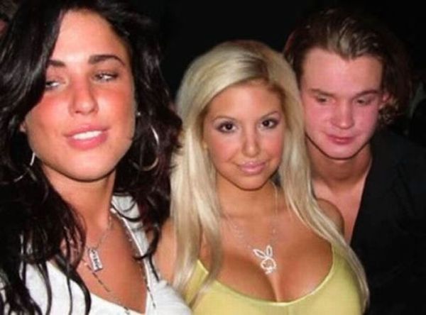 Мужики смотрят на дойки бабам