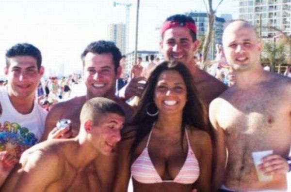 Мужики смотрят на дойки бабам